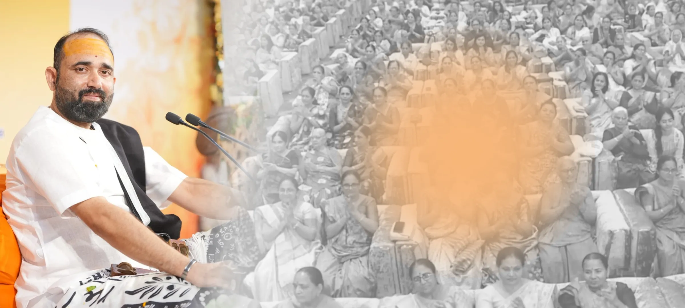 શાસ્ત્રીજી અજયભાઈ ભટ્ટ વ્યાસપીઠ પર, સામે કથા સાંભળતા ભક્તો